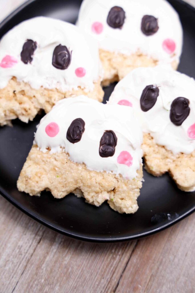 Ghost Rice Krispie Treats - Cultivating Brilliant Minds rice krispie treats decorated to look like ghosts