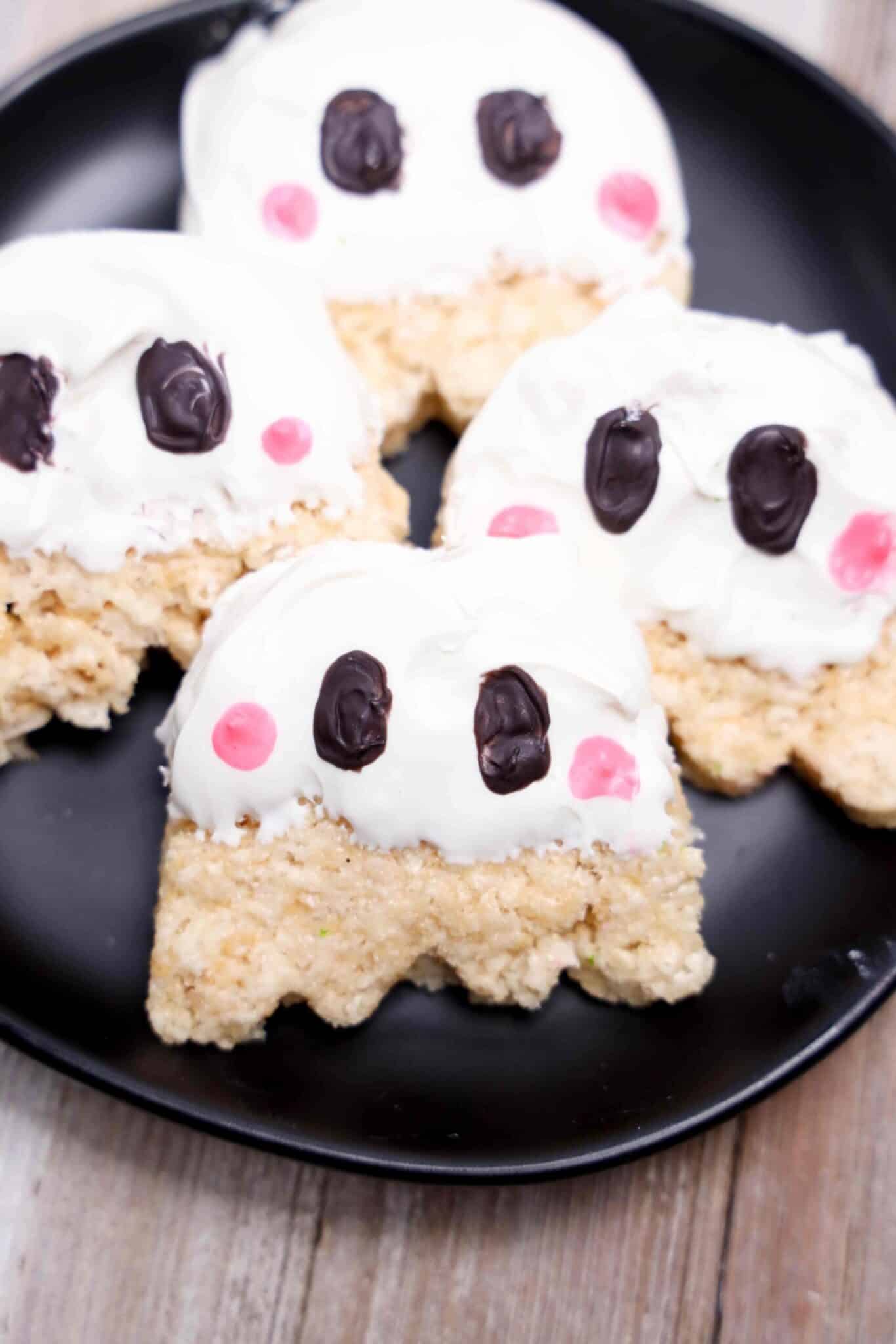 rice krispie treats decorated to look like ghosts