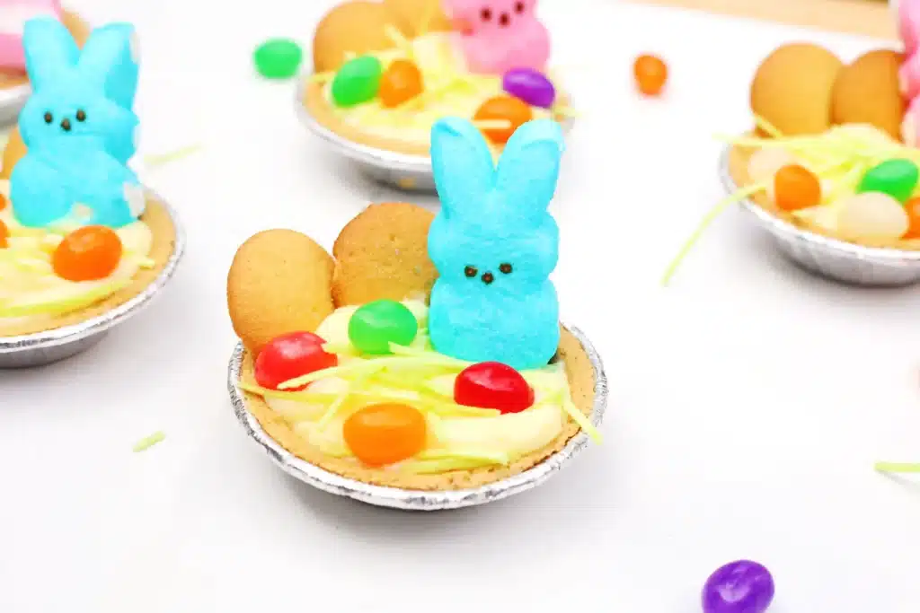 Peeps banana pudding mini pies - Cultivating Brilliant Minds a banana pudding mini pie with nilla wafers, edible grass, jelly beans, and a peeps bunny