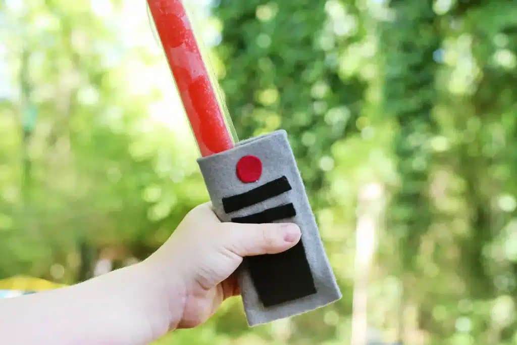 Felt Lightsaber Popsicle Holders - Cultivating Brilliant Minds a felt lightsaber popsicle holder that looks like a light saber