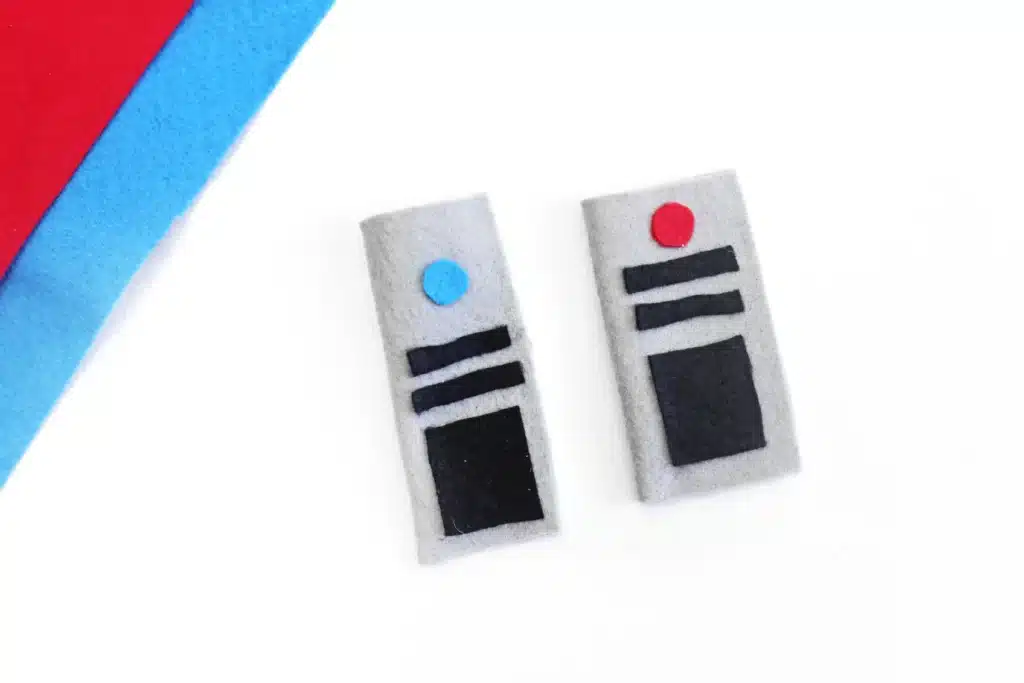 Felt Lightsaber Popsicle Holders - Cultivating Brilliant Minds a felt lightsaber popsicle holder that looks like a light saber